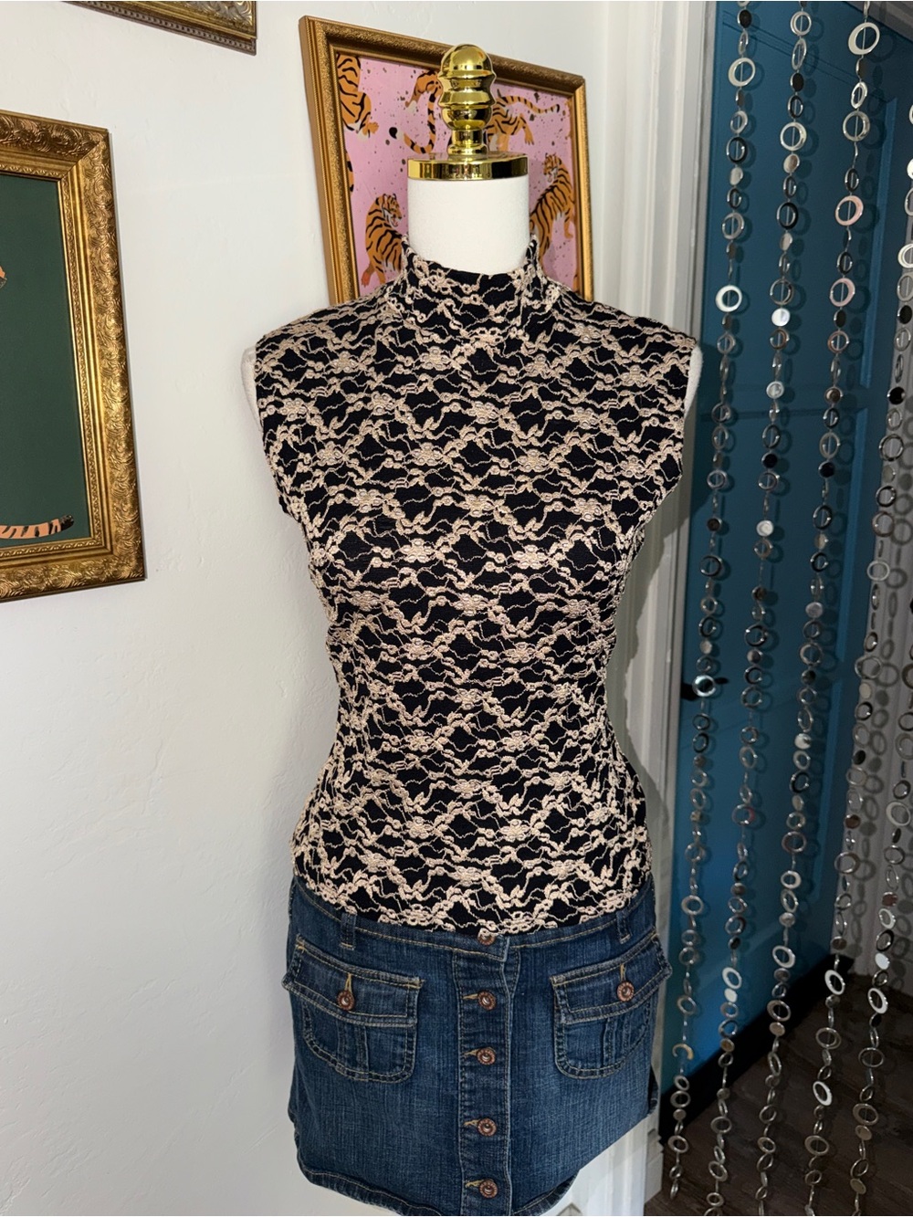 Vintage Y2K Sleeveless High-Neck Lace Print Top - Black & Gold